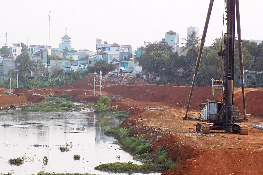 Dự án kè chống sạt lở suối Hội Phú (TP. Pleiku) chậm tiến độ do ách tắc trong giải phóng mặt bằng. Ảnh: H.D