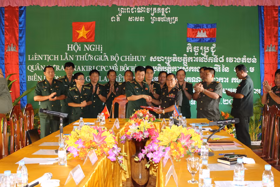 Bộ Chỉ huy Bộ đội Biên phòng tỉnh hội đàm với Bộ Chỉ huy Quân sự tỉnh Ratanakiri (Campuchia). Ảnh: Anh Huy