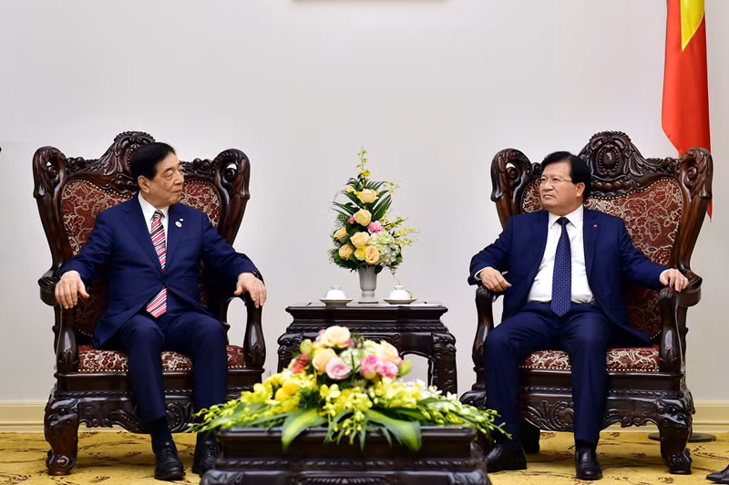 Phó Thủ tướng Trịnh Đình Dũng tiếp Chủ tịch IFRC Tadateru Konoé. Phó Thủ tướng Trịnh Đình Dũng tiếp Chủ tịch IFRC Tadateru Konoé.