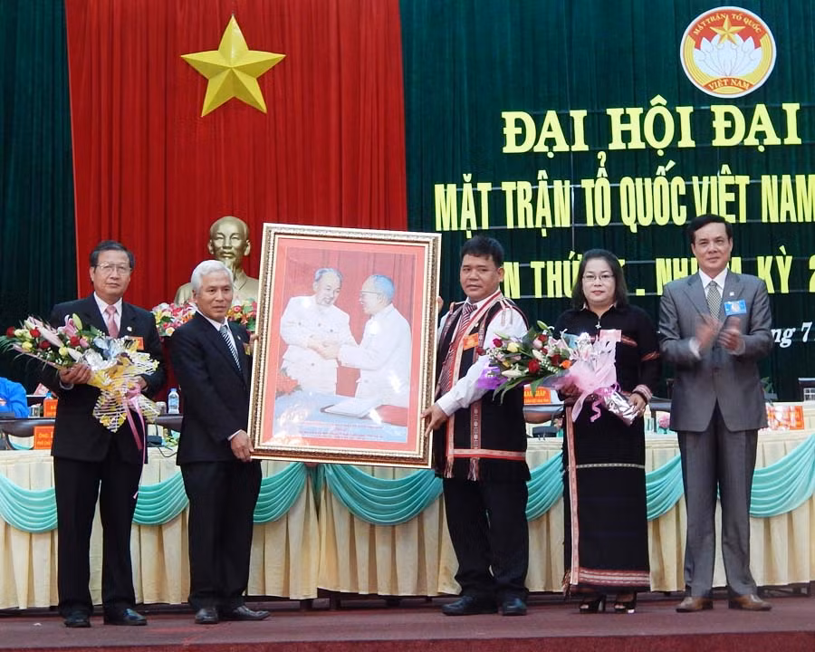 Trung ương MTTQ Việt Nam tặng ảnh lưu niệm Bác Hồ và Bác Tôn cho Ủy ban MTTQ tỉnh Gia Lai. Ảnh: T.N