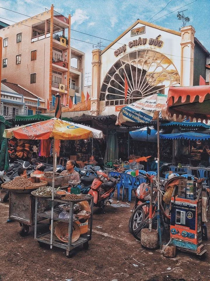 Chợ Châu Đốc: Chợ nằm ở phường Châu Phú A, thành phố Châu Đốc, tỉnh An Giang. Đây là điểm tham quan không thể bỏ qua khi đến miền Tây Nam Bộ. Chợ nổi tiếng nhất là các loại mắm và rất nhiều món ăn để thực khách lựa chọn mua về làm quà như bánh bò, bánh thốt nốt, kẹo me...