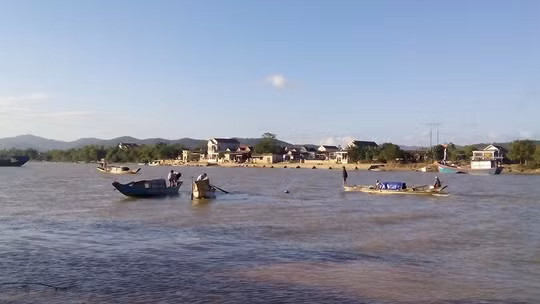 Tàu thuyền của người dân đang triển khai tìm kiếm cháu bé trên sông Gianh