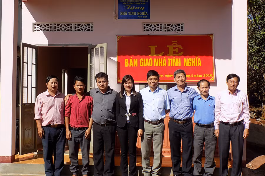 Lễ giao tặng nhà tình nghĩa cho ông Rơ Lan Dết. Ảnh: T.N