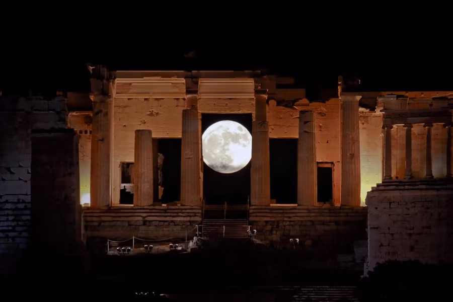 Siêu trăng xuất hiện với tiền cảnh là di tích Acropolis ở Athens, Hy Lạp. Để quan sát tốt nhất, người xem nên rời khỏi thành phố vì ánh đèn đô thị và các đám mây có thể làm lu mờ Mặt Trăng, khiến nó chỉ trông giống như trăng tròn bình thường Siêu trăng xuất hiện với tiền cảnh là di tích Acropolis ở Athens, Hy Lạp. Để quan sát tốt nhất, người xem nên rời khỏi thành phố vì ánh đèn đô thị và các đám mây có thể làm lu mờ Mặt Trăng, khiến nó chỉ trông giống như trăng tròn bình thường