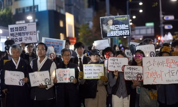 Người dân Hàn Quốc đổ xuống đường phản đối Tổng thống sau vụ bê bối.