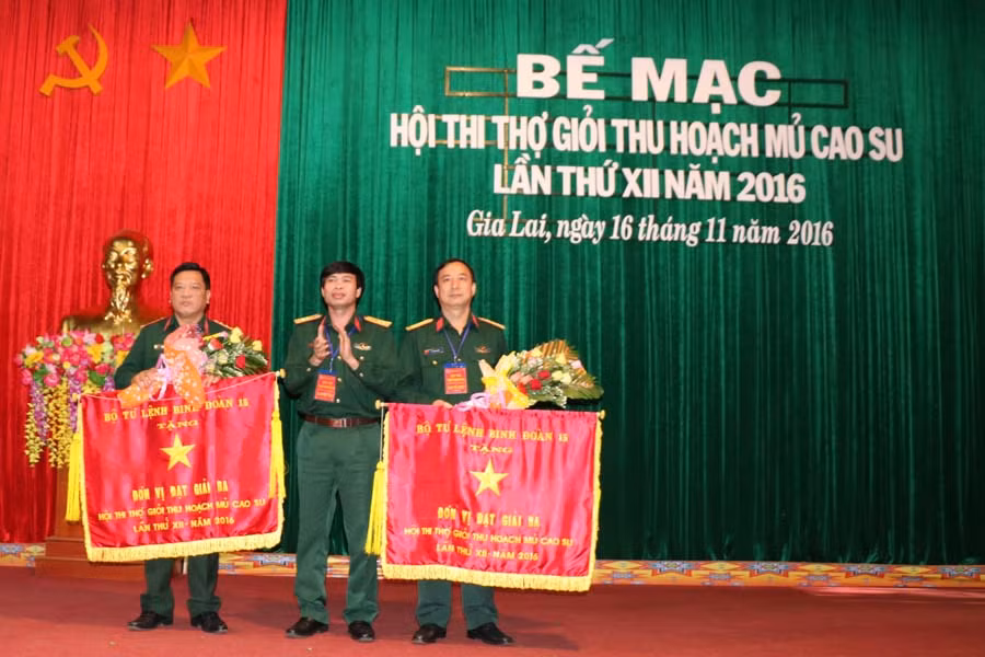 Đại tá Hoàng Sỹ chung-Phó Tư lệnh Binh đoàn tặng cờ cho các tập thể đạt giải ba. Ảnh: T.D Đại tá Hoàng Sỹ chung-Phó Tư lệnh Binh đoàn tặng cờ cho các tập thể đạt giải ba. Ảnh: T.D