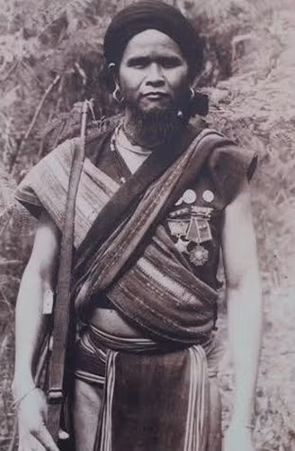 Anh hùng Núp (sinh ngày 2-5-1914, mất ngày 10-7-1999), còn có tên là Sar, là một nhân vật lịch sử Việt Nam, người dân tộc Bahnar có nhiều công lao trong công cuộc xây dựng và bảo vệ Tổ quốc. Ông sinh ra tại làng Stơr, xã Tơ Tung, huyện Kbang, tỉnh Gia Lai. 2