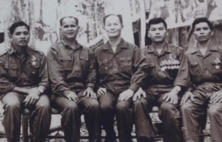 Anh hùng Núp, Anh hùng Rơ Chăm Ơk, Kpă Klơng, Kpuih Thu và ông Nguyễn Thế Minh tại mặt trận B3 năm 1972. 11