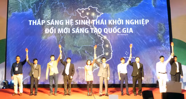 Hình ảnh nâng đuốc, tiếp lửa cho phong trào khởi nghiệp đổi mới sáng tạo Việt Nam.