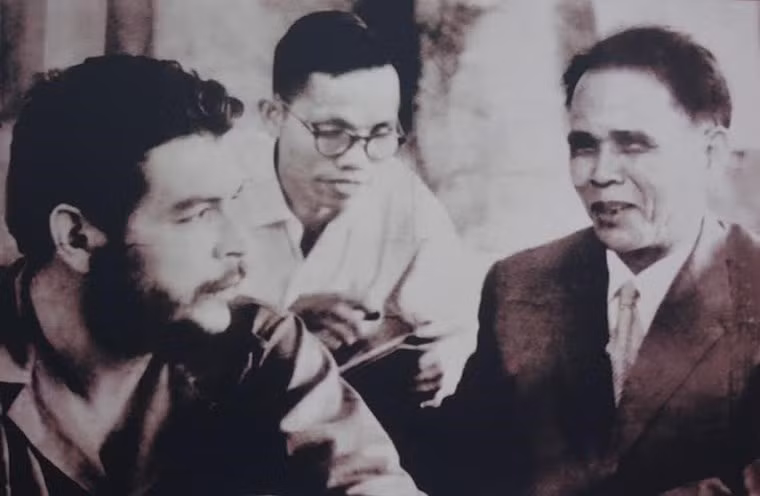Anh hùng Núp trong một lần nói chuyện cùng huyền thoại Che Guevara. 3