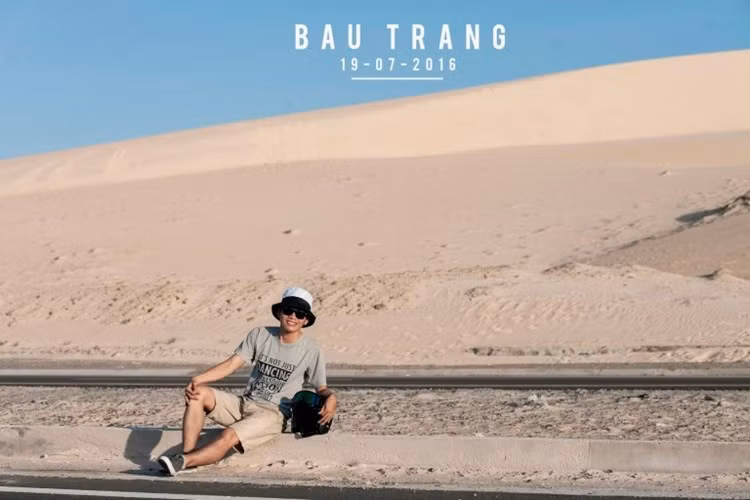 Con đường ven biển Bàu Trắng - Phan Rí Cửa men theo những triền cát trắng hoang sơ, đồi dốc với khung cảnh hai bên rất đẹp khiến bạn không thể không dừng lại để chiêm ngưỡng vẻ đẹp hút hồn mà nơi này mang lại.