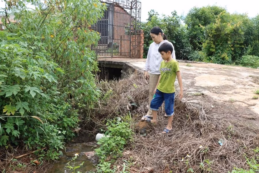 Theo bà Thạnh, mỗi lần cơ sở xả thải đều gây hôi thối cho người dân xung quanh. Ảnh: N.T Theo bà Thạnh, mỗi lần cơ sở xả thải đều gây hôi thối cho người dân xung quanh. Ảnh: N.T
