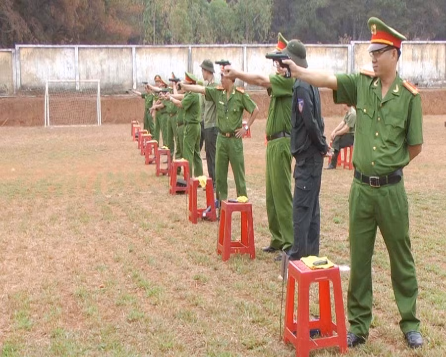 Huấn luyện bắn súng tại thao trường. Ảnh: H.T