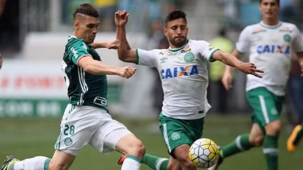 Alan Ruschel (giữa) khi thi đấu cho Chapecoense. Ảnh: NBC NEWS