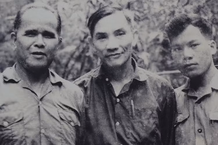 Anh hùng Núp, ông Trần Văn Bình và Anh hùng Kpă Klơng. 10