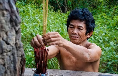Sống trong rừng 32 năm, gia đình A Sáng (tên thật là Gịp A Dưỡng), người thôn Hải Thủy, xã Hải Ninh, huyện Bắc Bình, Bình Thuận hoàn toàn tách biệt với thế giới bên ngoài. Khi A Sáng 50 tuổi, anh đã có 32 năm sống giữa rừng. Nguồn ảnh: Pháp luật TP. HCM. a