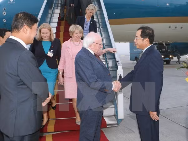  Bộ trưởng, Chủ nhiệm Văn phòng Chủ tịch nước Đào Việt Trung đón Tổng thống Ireland và Phu nhân.