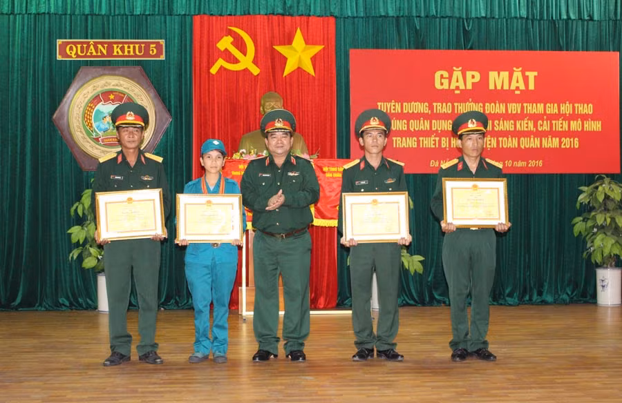 Ảnh: Thiếu tướng Trịnh Đình Thạch tặng bằng khen cho các cá nhân có thành tích xuất sắc tại Hội thao. Ảnh: Hồng Thọ