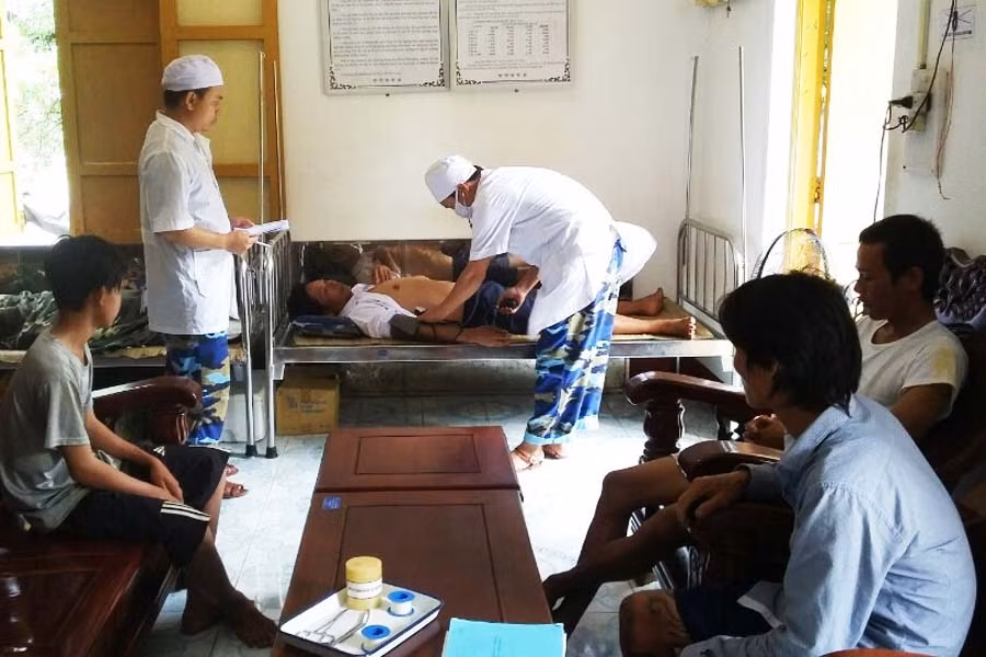 Quân y đảo Sinh Tồn Đông chăm sóc sức khỏe cho ngư dân Tàu TG 933333. Ảnh: Kim Dũng