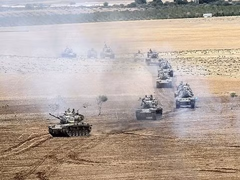 Xe tăng quân đội Thổ Nhĩ Kỳ rầm rập tiến vào Syria.