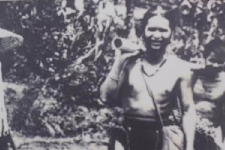 Anh hùng Núp cùng đồng bào đào chông bẫy giặc năm 1943. 12