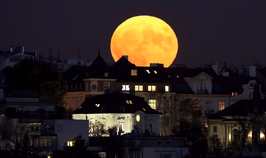 Siêu trăng màu da cam quan sát được ở thủ đô Prague, Cộng hòa Czech tối 14-11. 1