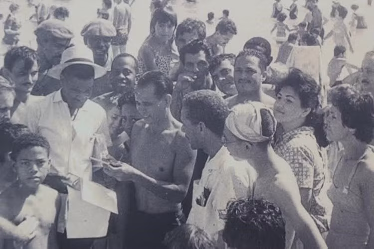 Anh hùng Núp tại bãi biển Cuba trong chuyến thăm Cuba năm 1964. Tại đây, ông đã kết nghĩa anh em với lãnh tụ Cuba Fidel Castro, người vừa qua đời ngày 25-11-2016. 12