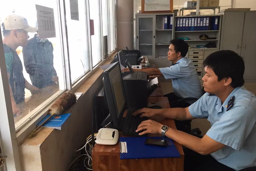 Cán bộ Cục Hải quan Gia Lai-Kon Tum làm thủ tục thông quan hàng hóa cho doanh nghiệp. Ảnh: H.D