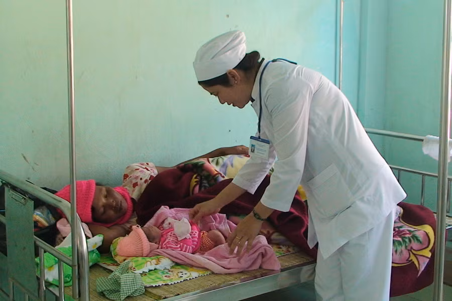 Chị Nguyễn Thị Trưng Vương chăm sóc bệnh nhân. Ảnh: Đ.M