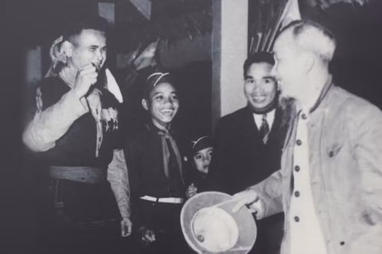 Anh hùng Núp gặp Bác Hồ tại Trường Dân Tộc Trung ương năm 1959. 7