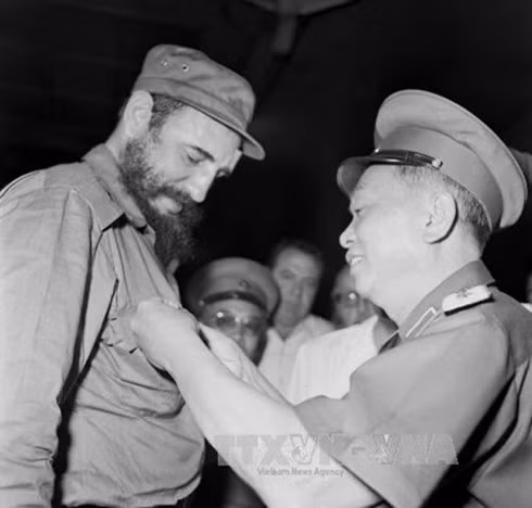 Lãnh tụ Cuba Fidel Castro được tặng huy hiệu “Chiến sĩ Điện Biên Phủ” trong chuyến thăm đầu tiên đến Việt Nam tháng 9-1973. (Ảnh: TTXVN)