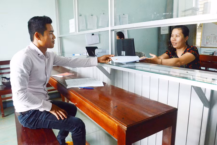 Cán bộ, công chức UBND xã Bàu Cạn (huyện Chư Prông) niềm nở khi tiếp công dân. Ảnh: V.H