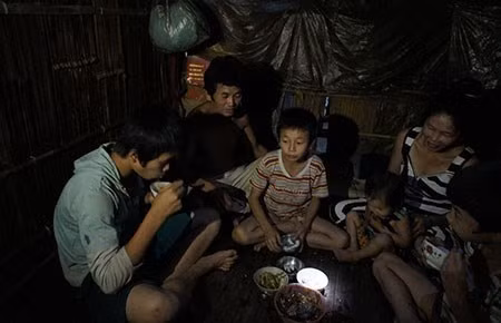 Nhà nghèo, từ nhỏ A Sáng đã lên rừng lấy nhựa thông về bán. Rừng xa, ban đầu mỗi tuần anh về nhà một lần, rồi nửa tháng, rồi có khi ở hẳn nhiều tháng không về, chỉ xuống bãi bán dầu rồi lại trở lên. Từ năm 1982, anh ở lại hẳn trong rừng. Nguồn ảnh: Pháp luật TP. HCM. a