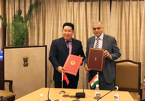Trung tướng Bùi Văn Thành và Phó Cố vấn an ninh quốc gia Arvind Gupta ký bản ghi nhớ hợp tác giữa Bộ Công an Việt Nam và Văn phòng Hội đồng An ninh quốc gia Ấn Độ. Trung tướng Bùi Văn Thành và Phó Cố vấn an ninh quốc gia Arvind Gupta ký bản ghi nhớ hợp tác giữa Bộ Công an Việt Nam và Văn phòng Hội đồng An ninh quốc gia Ấn Độ.
