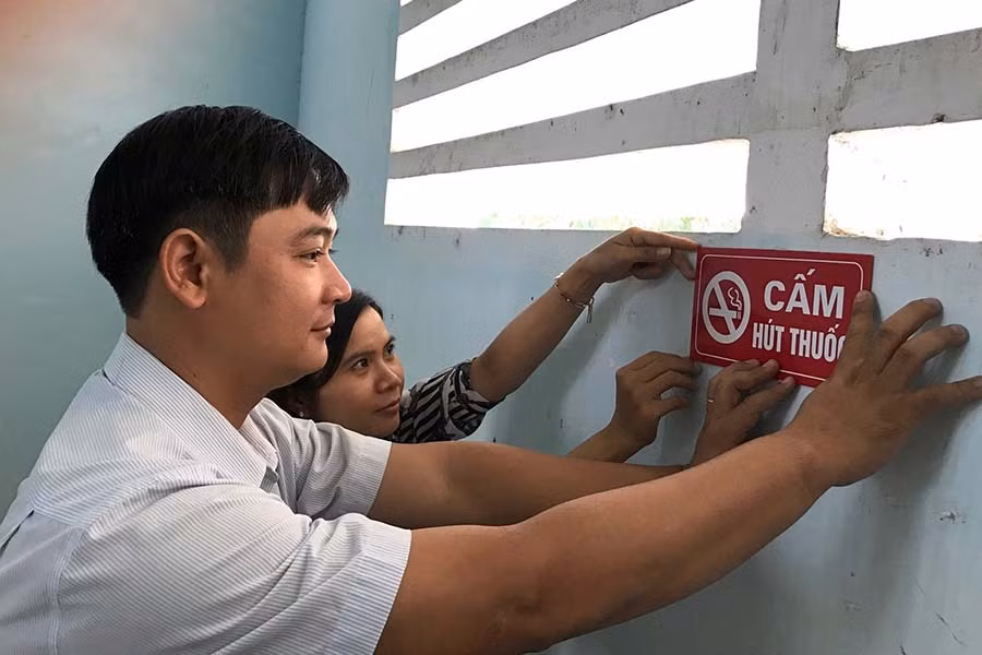  Các cơ quan, công sở ở thị xã Ayun Pa đều gắn bảng “Cấm hút thuốc lá”. Ảnh: T.Đ