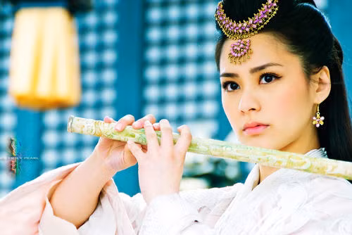 Với việc sở hữu đôi mắt to tròn, long lanh, Hân Đồng được khán giả bình chọn là một trong những người có đôi mắt đẹp nhất Trung Quốc - Ảnh: Sohu Với việc sở hữu đôi mắt to tròn, long lanh, Hân Đồng được khán giả bình chọn là một trong những người có đôi mắt đẹp nhất Trung Quốc - Ảnh: Sohu