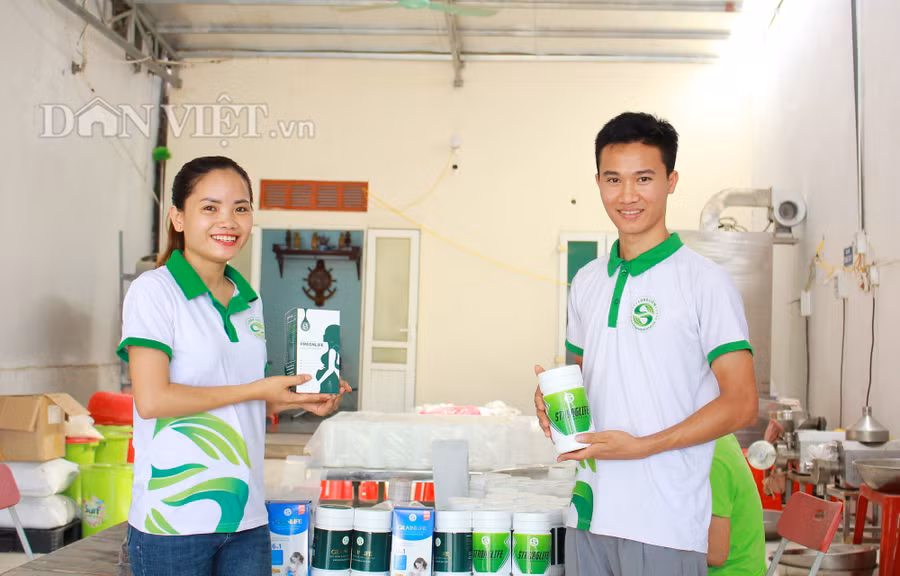 Vợ chồng trẻ Phạm Văn Long và Nguyễn Phương Liên về quê khởi nghiệp bằng sản phẩm ngũ cốc dinh dưỡng. Ảnh: PV