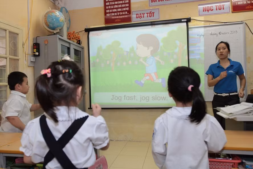 Lương giáo viên tiểu học sẽ được trả tương đương với 4 hạng: hạng I, II, III, IV. Ảnh: Hải Nguyễn