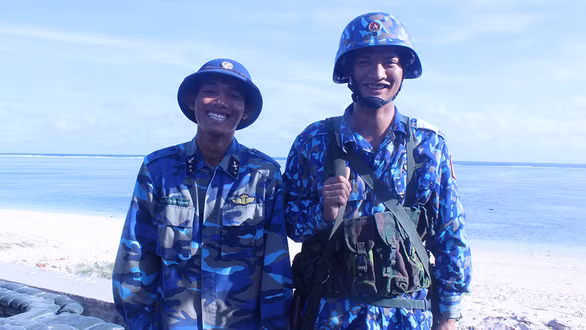 Từ trái qua: nụ cười thanh xuân ở tuyến đầu Tổ quốc của chiến sĩ Thập Văn Hoan và trung úy Phạm Công Giáp - Ảnh: My Lăng