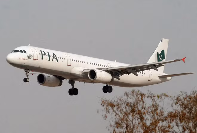 Một máy bay của hãng PIA cất cánh từ sân bay ở thủ đô Islamabad, Pakistan - Ảnh:Reuters 