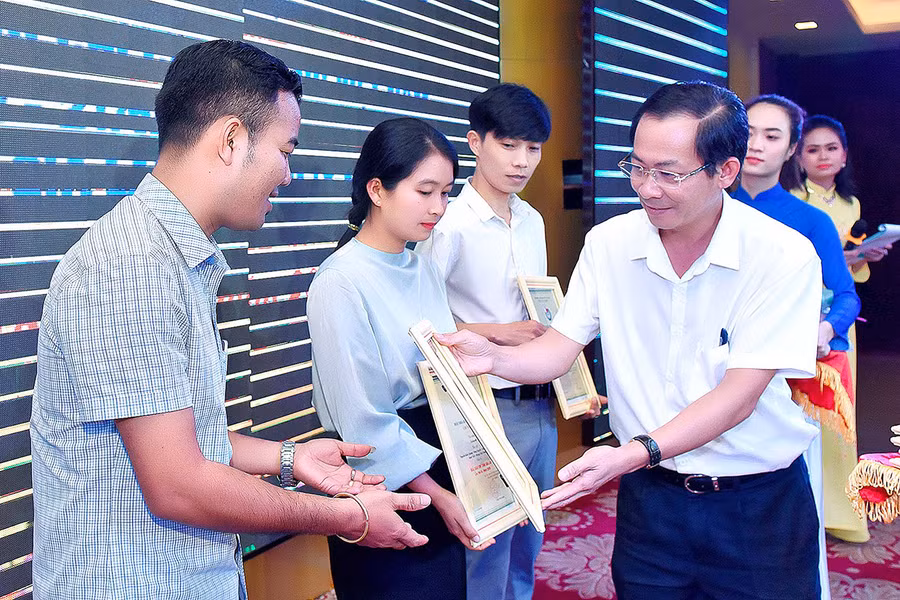 Phó Chủ tịch UBND tỉnh Đỗ Tiến Đông trao giải A cho các tác giả, nhóm tác giả. Ảnh: ĐỨC THỤY