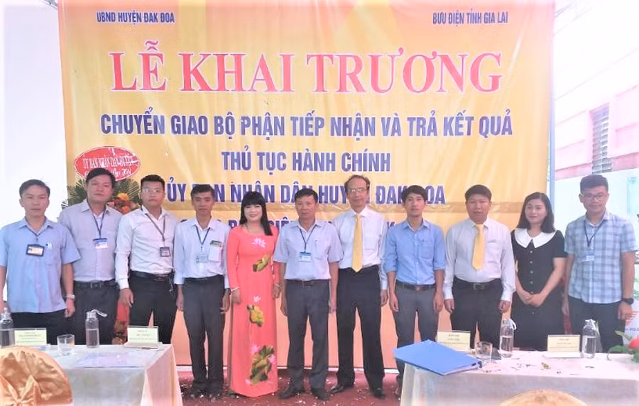 Đội ngũ cán bộ Bưu điện ra mắt thực hiện nhiệm vụ chuyển giao bộ phận tiếp nhận và trả kết quả thủ tục hành chính. Ảnh: Đinh Yến