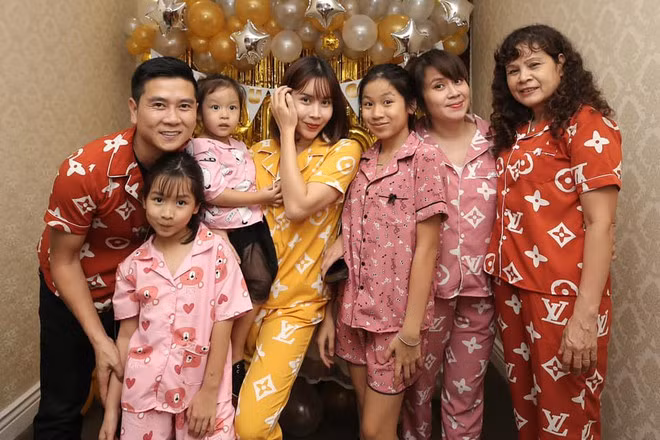 Ngoài ra, Vy Uyên còn rất thân thiết với dì Lưu Hương Giang và hai cô con gái của nữ ca sĩ. Vy Uyên và bà xã Hồ Hoài Anh thường xuyên cùng nhau thực hiện những đoạn clip nhảy cover được đăng tải trên Tik Tok. ẢNH: FBNV 
