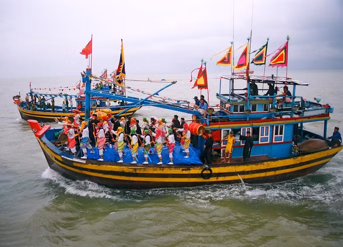 Người dân làm lễ ra khơi