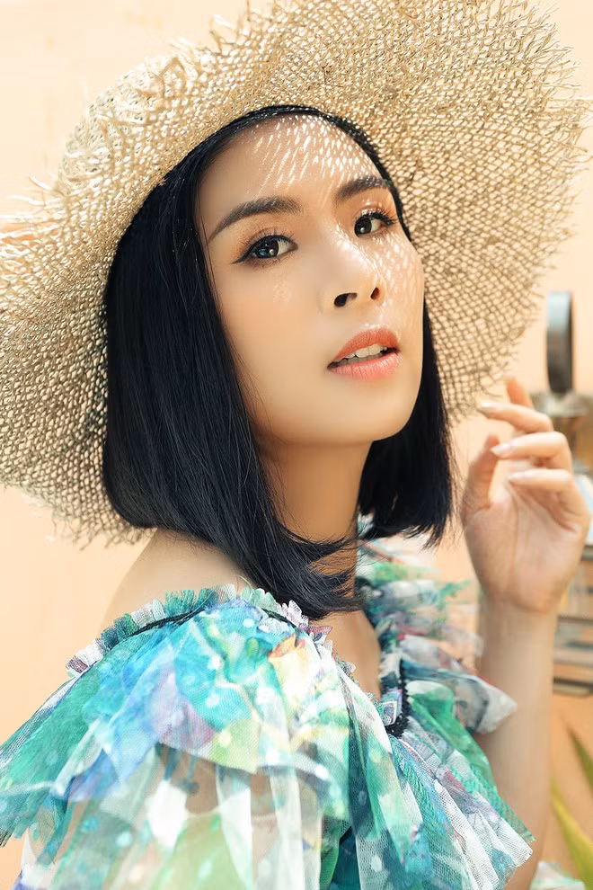 Các thiết kế trong bộ sưu tập này đều may từ chất liệu vải tơ tằm siêu nhẹ, thấm mồ hôi mang đến cảm giác thoáng mát