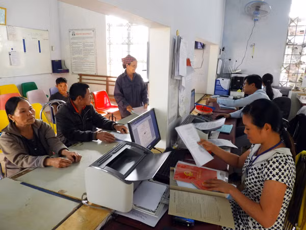 Giải quyết thủ tục hành chính cho người dân tại xã Ia Yok. Ảnh: T.N