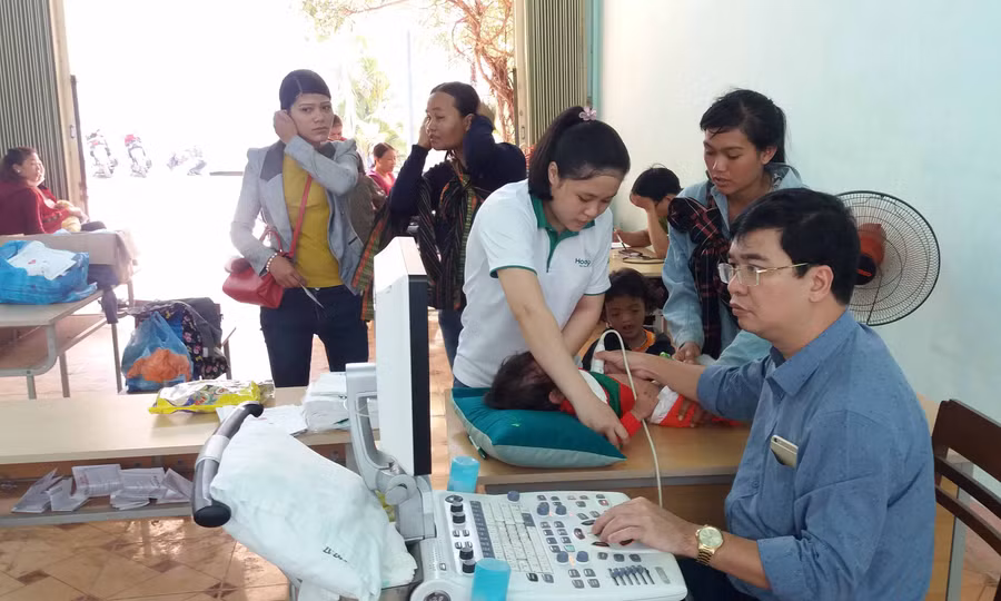 Bác sĩ khám sàng lọc bệnh tim cho trẻ. Ảnh: Như Nguyện 