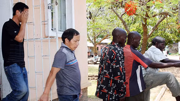  Hai quản lý người Trung Quốc (trái) bị cáo buộc đã bắn các công nhân Zambia khi họ phản đối tình trạng lao động tồi tệ ở mỏ đồng Collum năm 2010. Hai năm sau đó, các công nhân Zambia đã nổi loạn và giết chết một giám sát Trung Quốc tại cùng khu mỏ - Ảnh chụp màn hình
