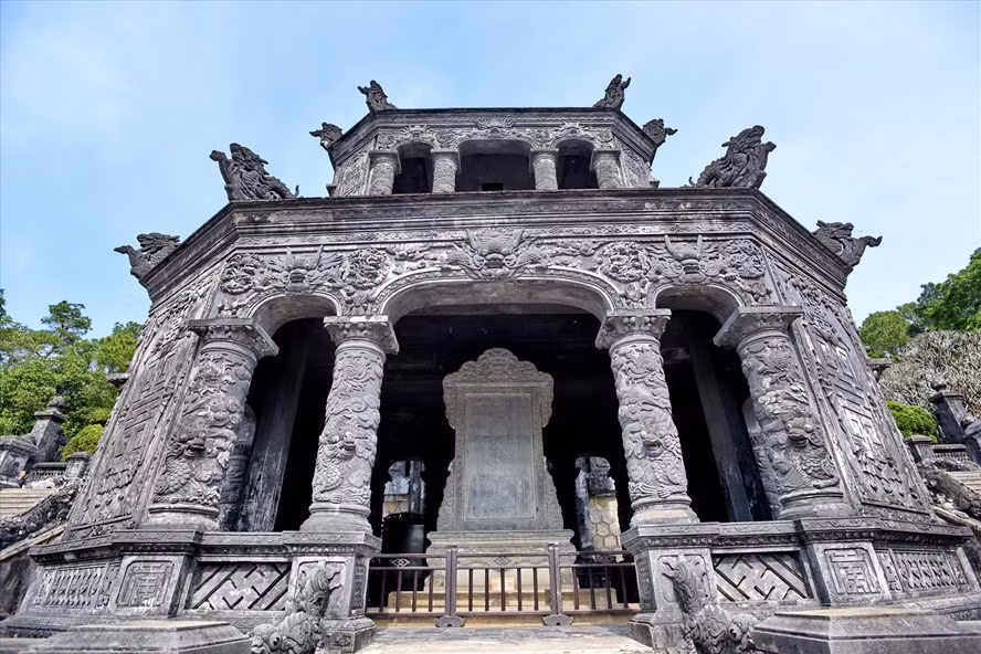 Nhà bia hình bát giác với những hàng cột và vòm cửa theo lối kiến trúc Roman biến thể. Ảnh: Thái Hoàng