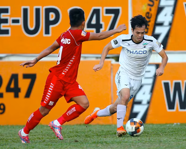 Tiền đạo Nguyễn Văn Toàn (bìa phải) của HAGL trong trận đấu gặp Hải Phòng FC ở V.League 2019. Ảnh: H.T